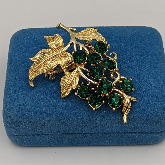Super Sparkling Pegasus Coro Vintage 50's Green Rhinestone Grape Cluster Brooch - Picture 2 of 8
